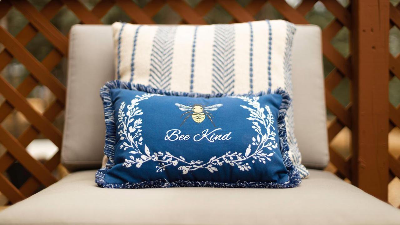 Charming Blue Farmhouse Cabin Duck Creek Village Luaran gambar