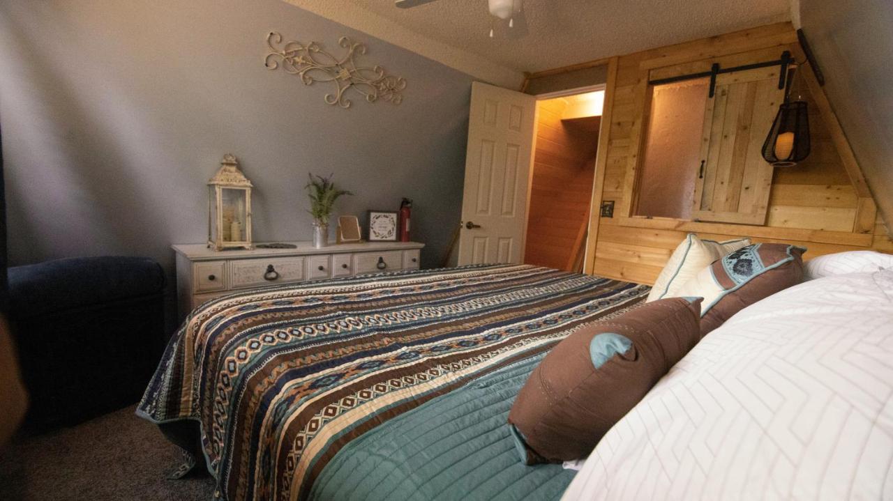Charming Blue Farmhouse Cabin Duck Creek Village Luaran gambar